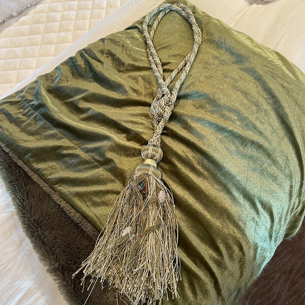 City Chic Green Throw With Rope Tie - Picture 6 of 6